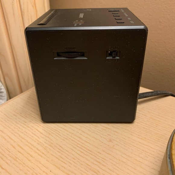 Clock Radio - Picture 3 of 3